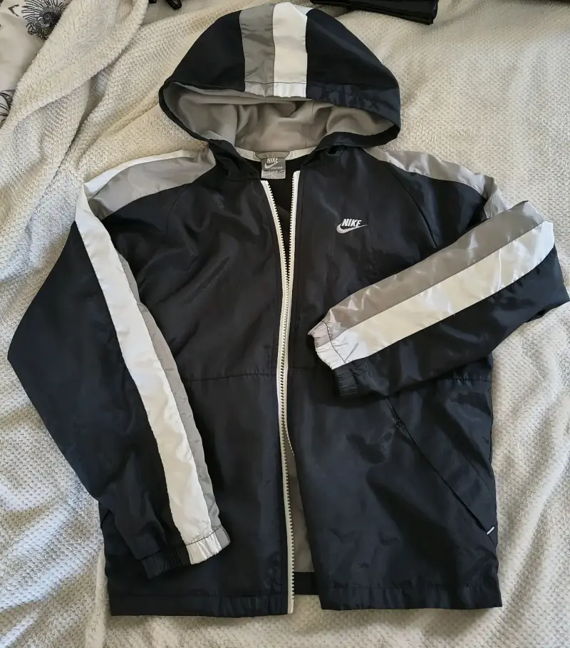 Cortaviento Nike negro con capucha - 1