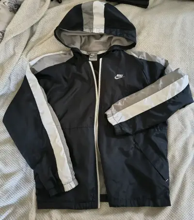 Cortaviento Nike negro con capucha - miniatura 1