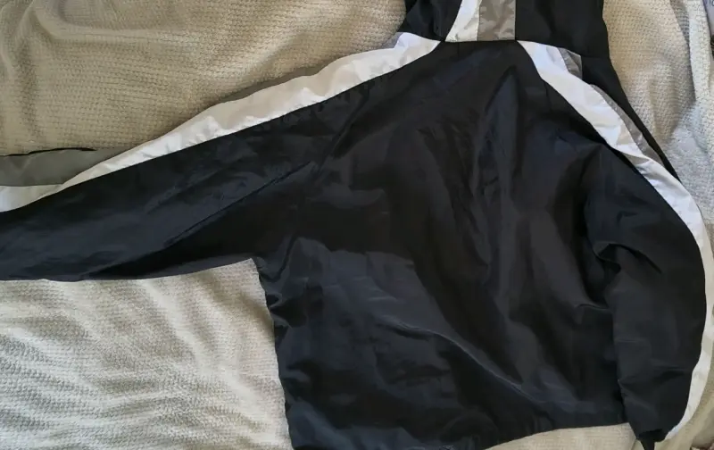 Cortaviento Nike negro con capucha - 2