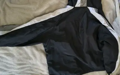 Cortaviento Nike negro con capucha - miniatura 2