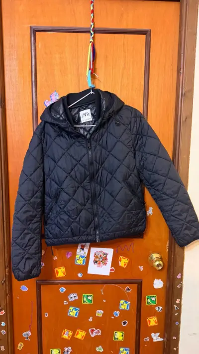 Chaqueta acolchada negra con capucha Zara - miniatura 1