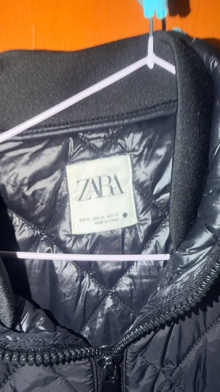 Chaqueta acolchada negra con capucha Zara - 3