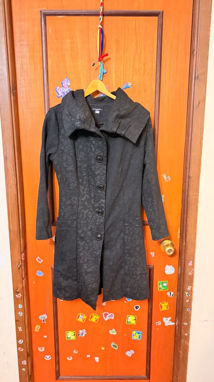 Abrigo negro con diseño de botones - 2