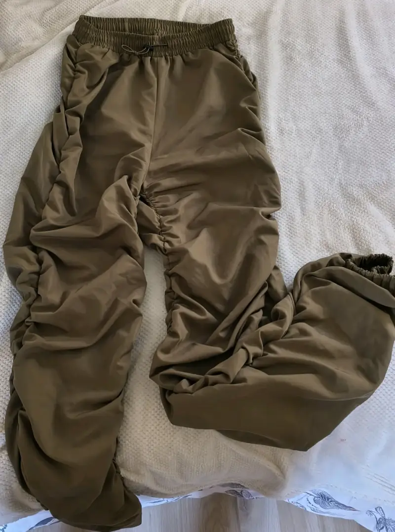 Pantalones deportivos color caqui Shein talla S - 1