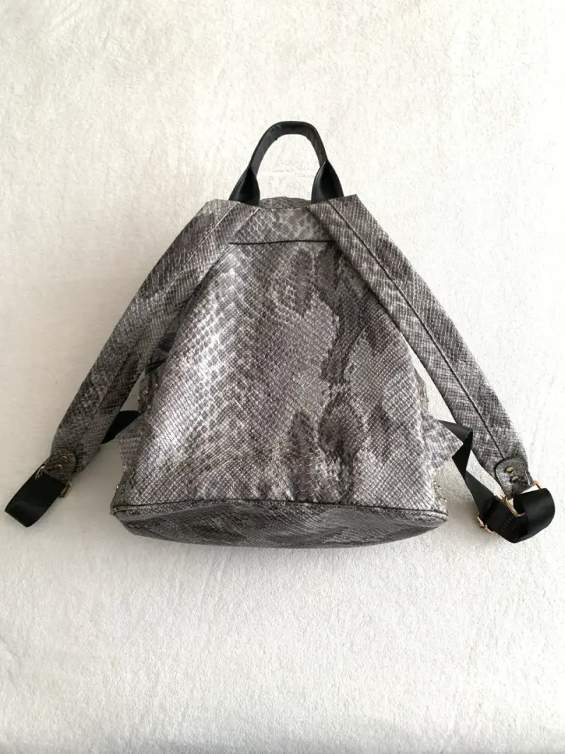 Mochila Prüne con tachas estilo serpiente - 2