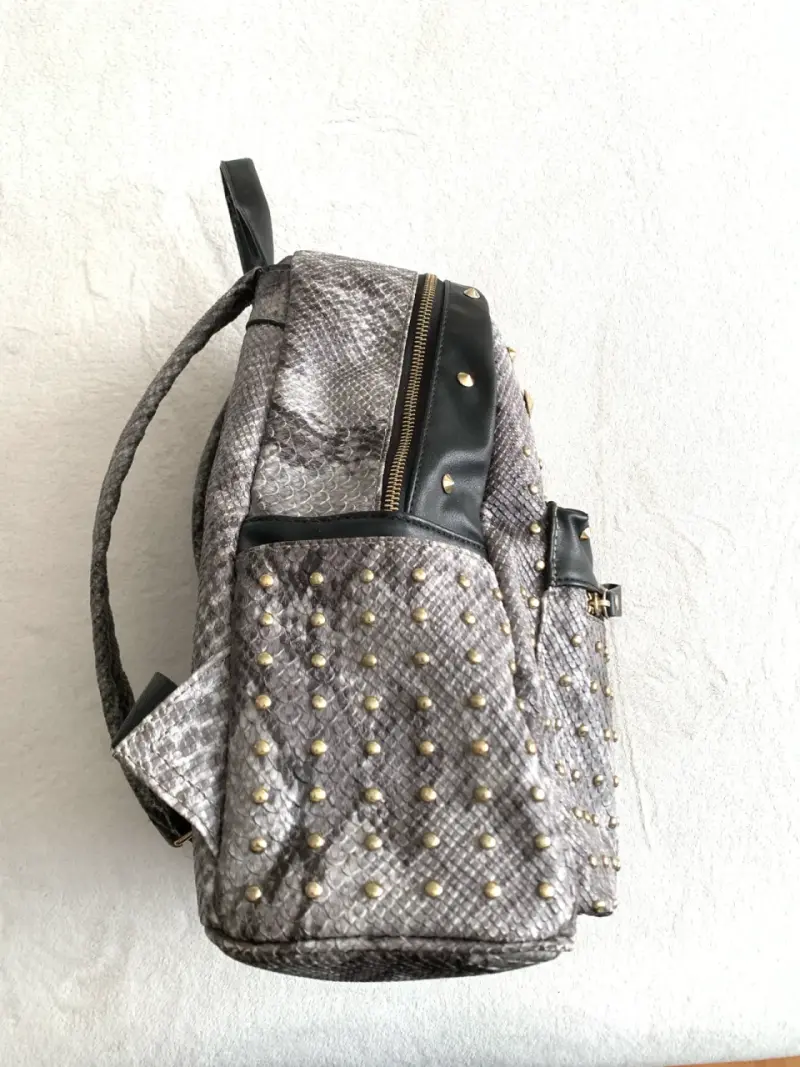 Mochila Prüne con tachas estilo serpiente - 4