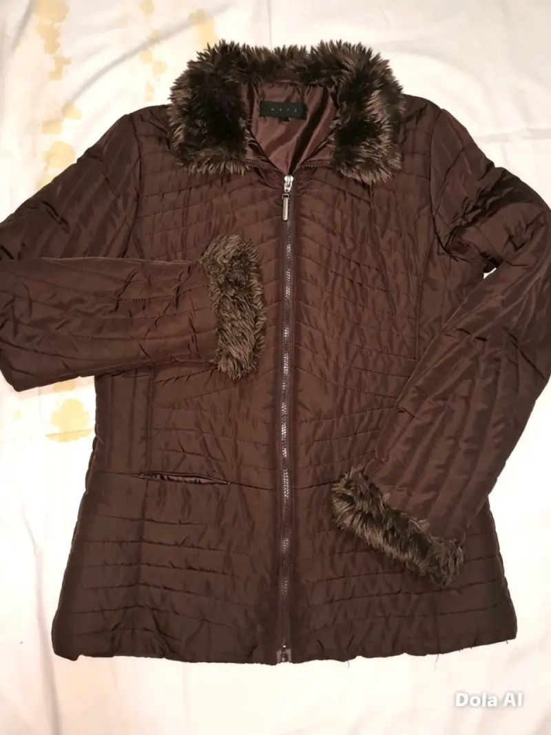 Chaqueta acolchada marrón con cuello - 1