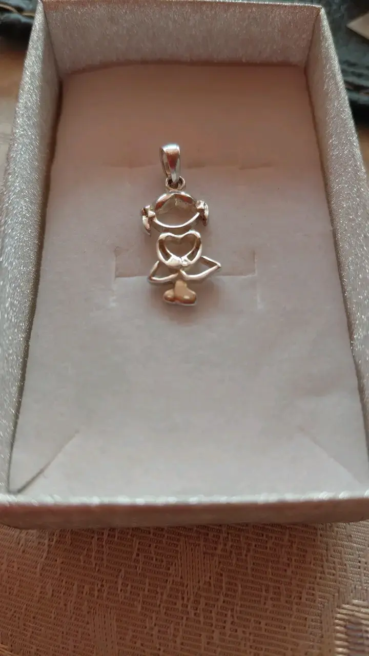 Colgante de plata con diseño de niña