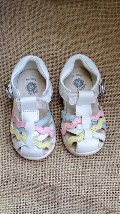 Sandalias para niña con diseño colorido - miniatura 1