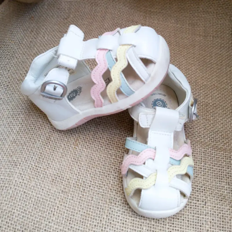 Sandalias para niña con diseño colorido - 2
