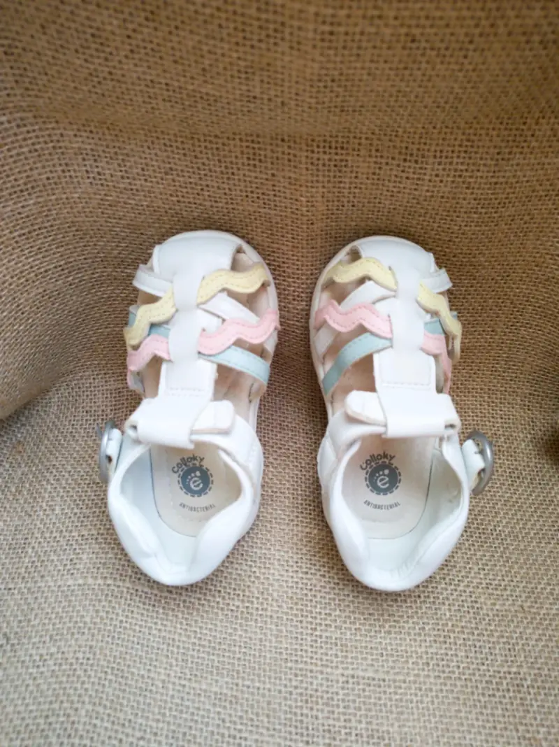 Sandalias para niña con diseño colorido - 3