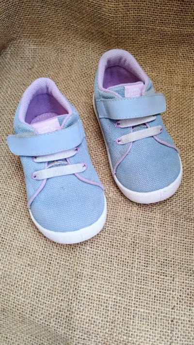 Zapatillas de bebé celestes con velcro - miniatura 1