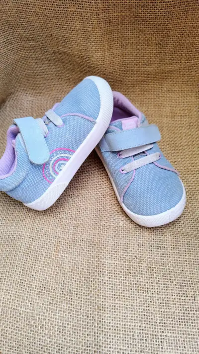 Zapatillas de bebé celestes con velcro - miniatura 2