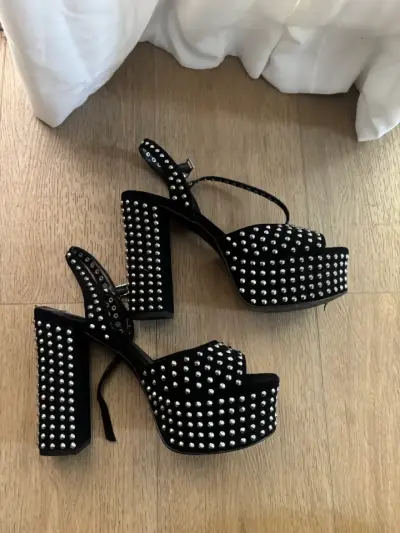 Sandalias de tacón alto negras con tachas - miniatura 1
