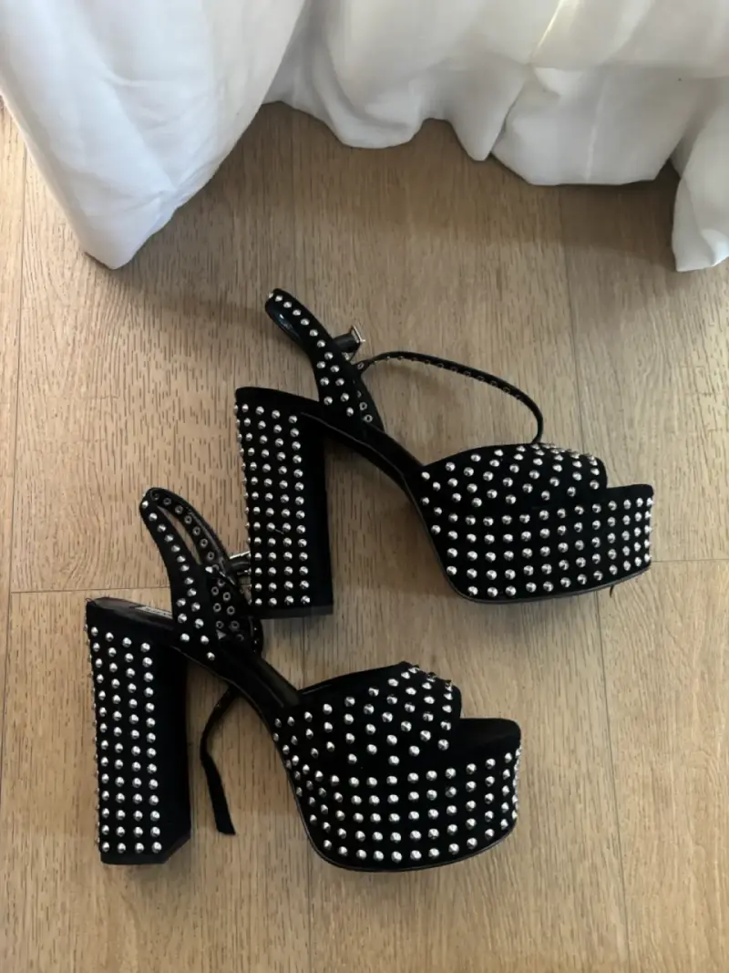 Sandalias de tacón alto negras con tachas - 2