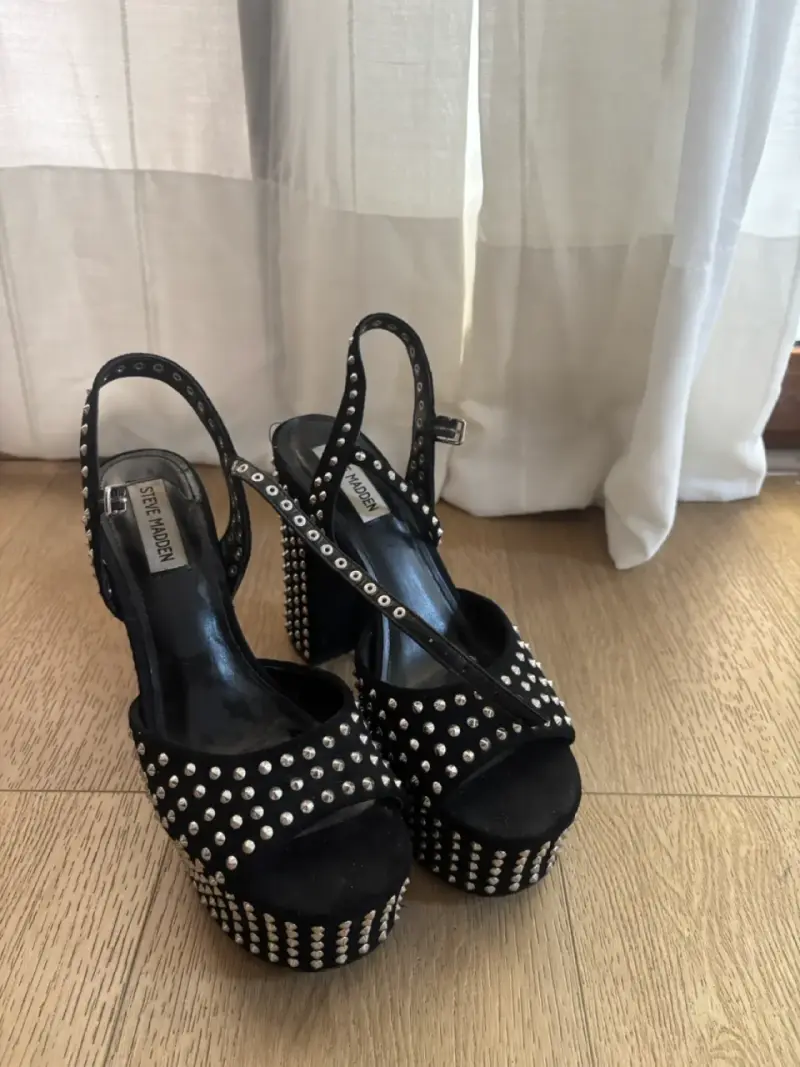 Sandalias de tacón alto negras con tachas - 3
