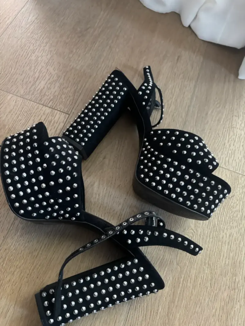 Sandalias de tacón alto negras con tachas - 4