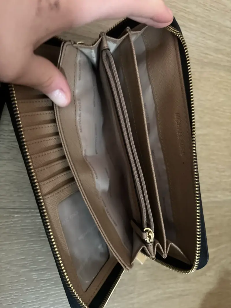 Billetera negra de cuero Michael Kors con cierre - 4