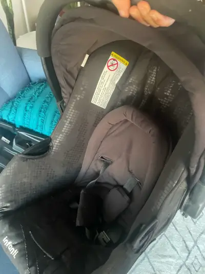Silla de Auto para Bebé Negra con Arnés - miniatura 2