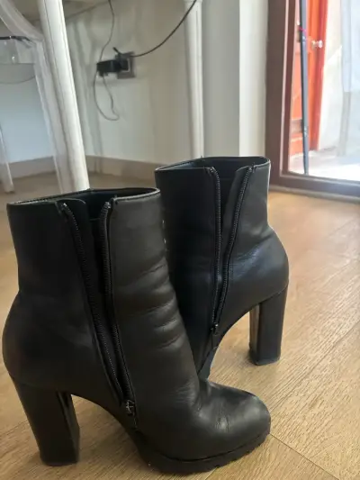 Botines de cuero negro con tacón alto - miniatura 1