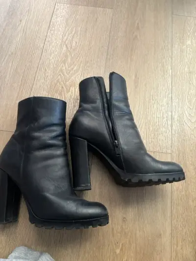 Botines de cuero negro con tacón alto - miniatura 3
