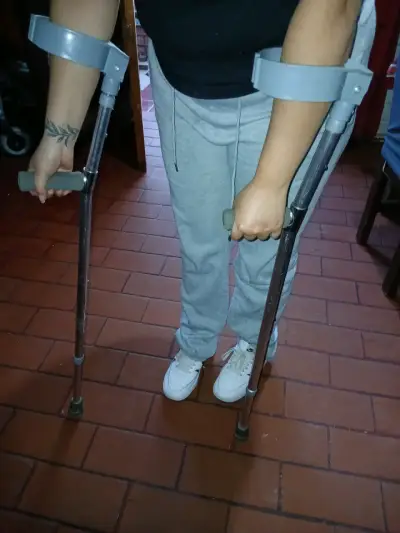 Muletas ajustables de aluminio para adultos - miniatura 2