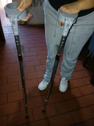 Muletas ajustables de aluminio para adultos - miniatura 3