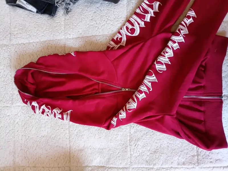 Polerón rojo con capucha y diseño gráfico - 2