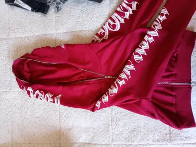 Polerón rojo con capucha y diseño gráfico - miniatura 2