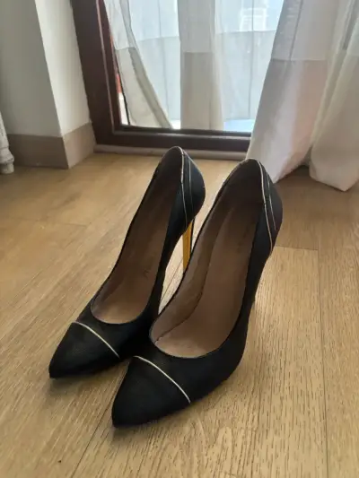 Tacones de mujer negros con detalles dorados - miniatura 1
