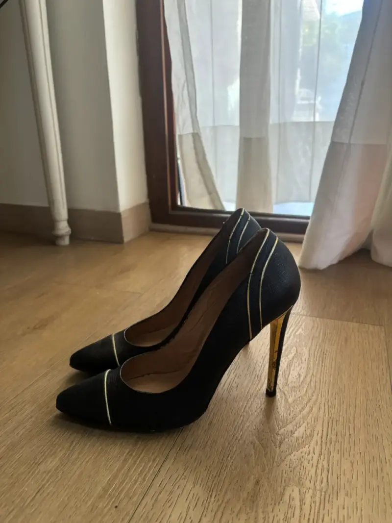 Tacones de mujer negros con detalles dorados - 2