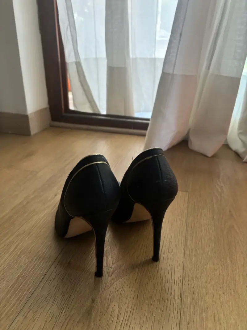 Tacones de mujer negros con detalles dorados - 3
