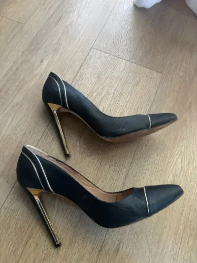 Tacones de mujer negros con detalles dorados - miniatura 4