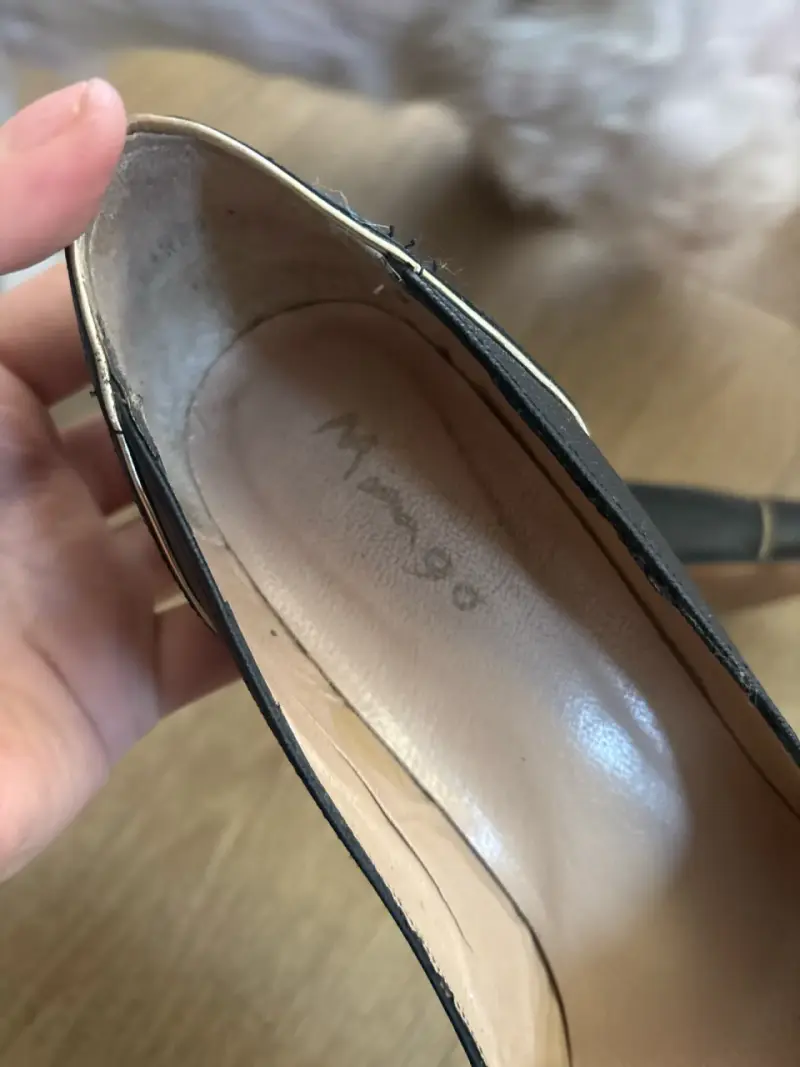 Tacones de mujer negros con detalles dorados - 5