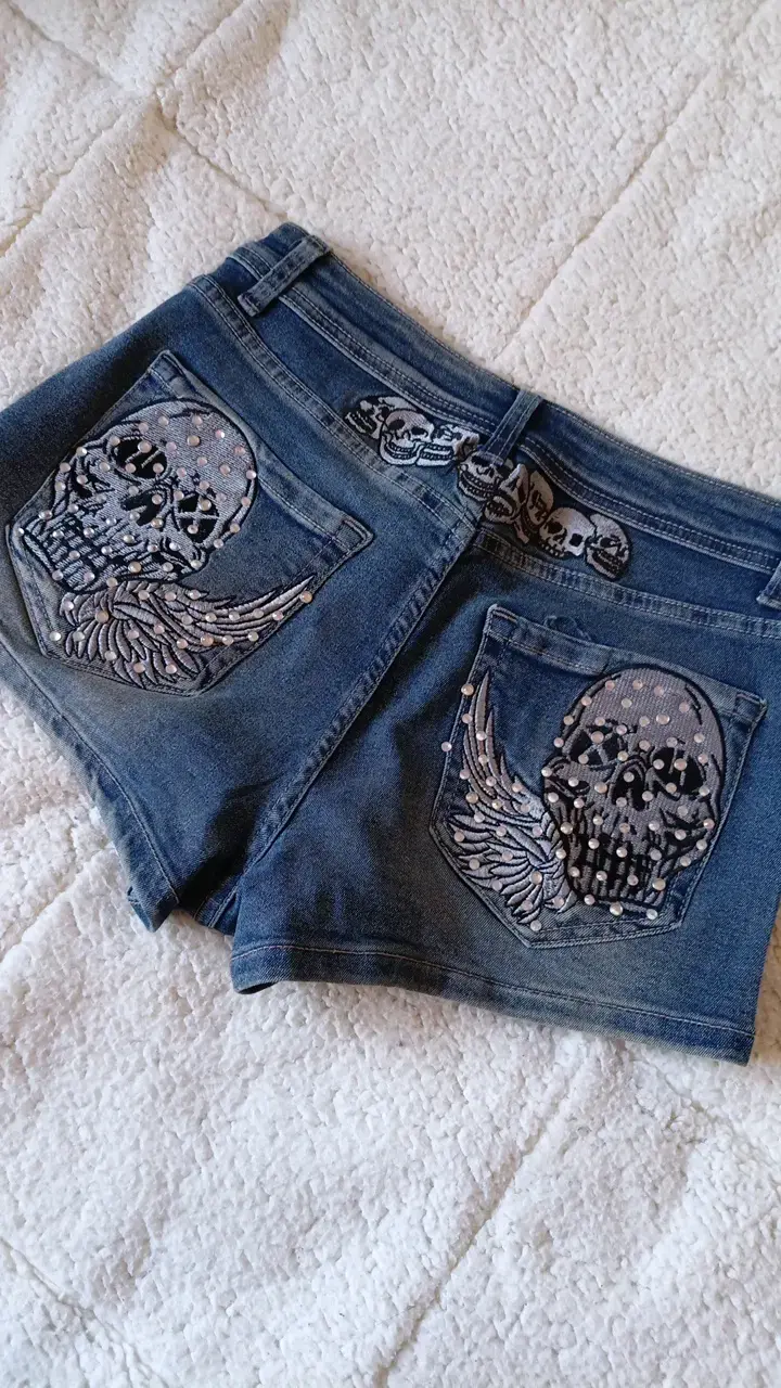 Shorts de mezclilla con diseño de calaveras - 1