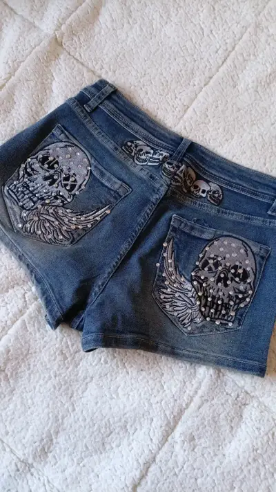 Shorts de mezclilla con diseño de calaveras - miniatura 1