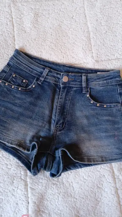 Shorts de mezclilla con diseño de calaveras - miniatura 2