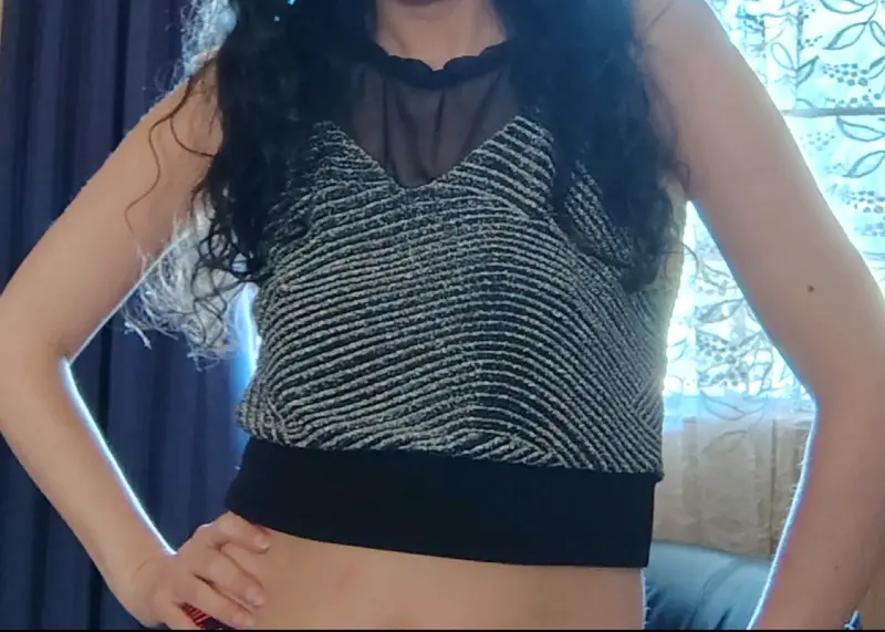 Top de mujer con diseño moderno