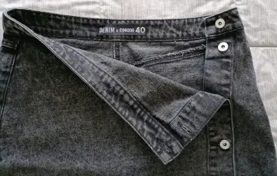 Falda de Mezclilla Gris con Botones - miniatura 3