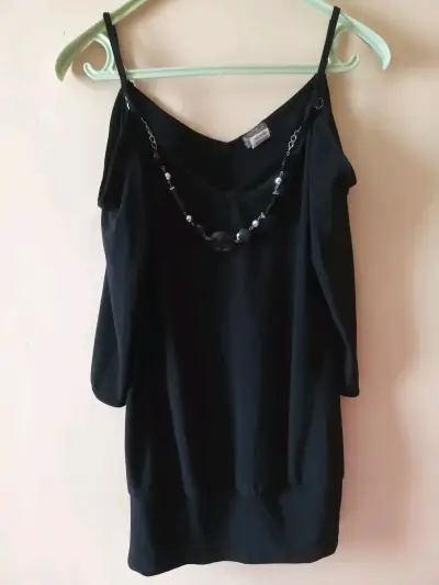 Blusa  Negra con Collar Decorativo - miniatura 1