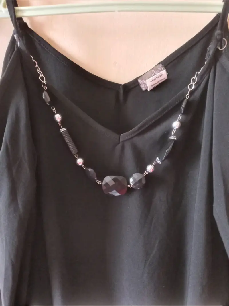 Blusa  Negra con Collar Decorativo - 2