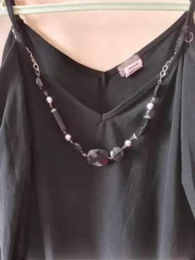 Blusa  Negra con Collar Decorativo - miniatura 2