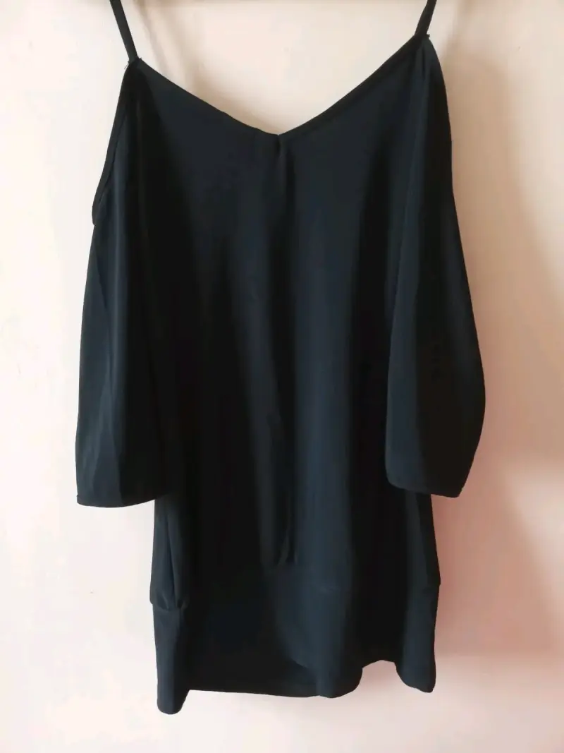 Blusa  Negra con Collar Decorativo - 3