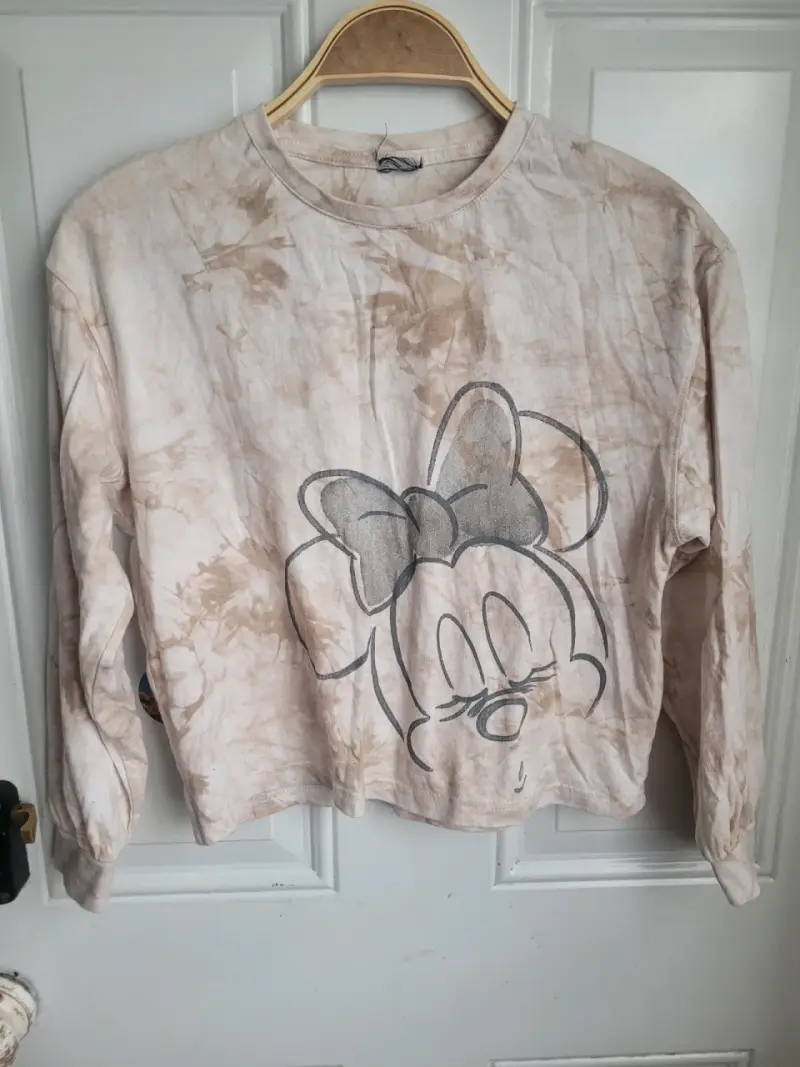 Polera tie-dye con diseño de Minnie Mouse - 1