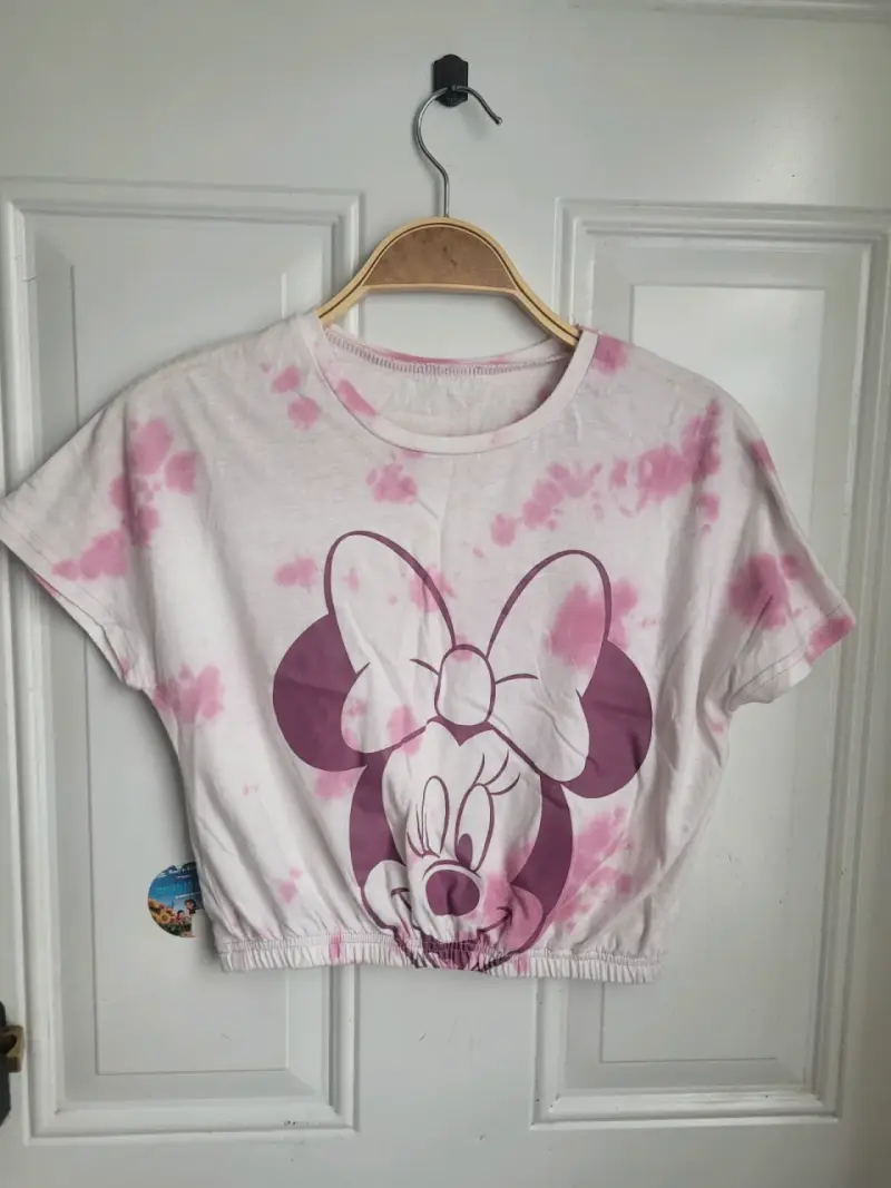 Polera tie-dye con diseño de Minnie Mouse - 2