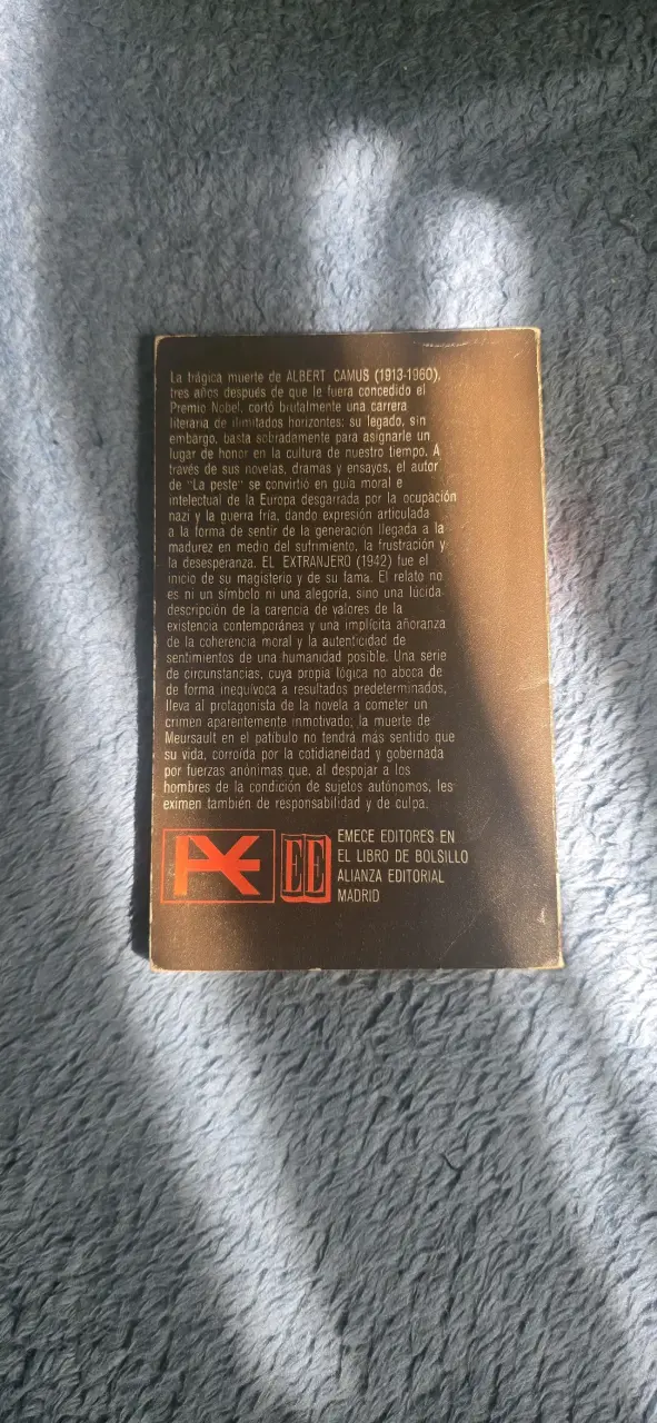 Libro 'El Extranjero' de Albert Camus - 2