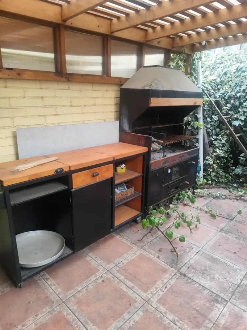 Parrilla de acero con mesón de madera para jardín - 1