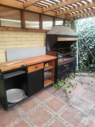 Parrilla de acero con mesón de madera para jardín - miniatura 1