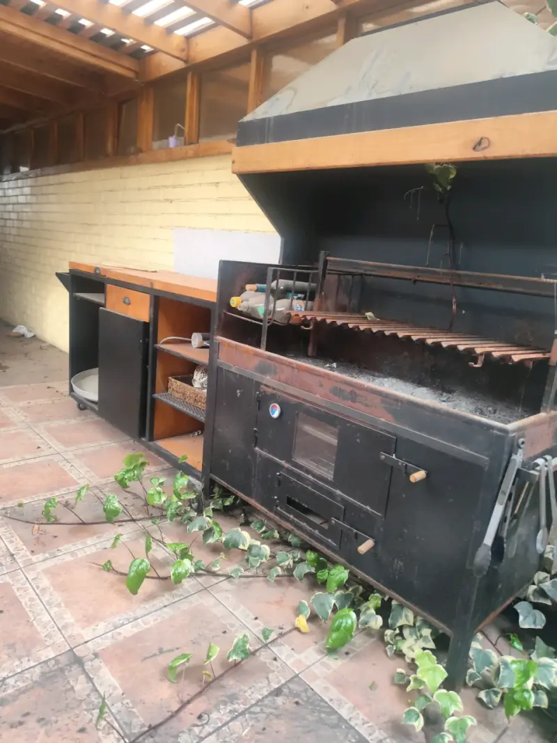 Parrilla de acero con mesón de madera para jardín - 2