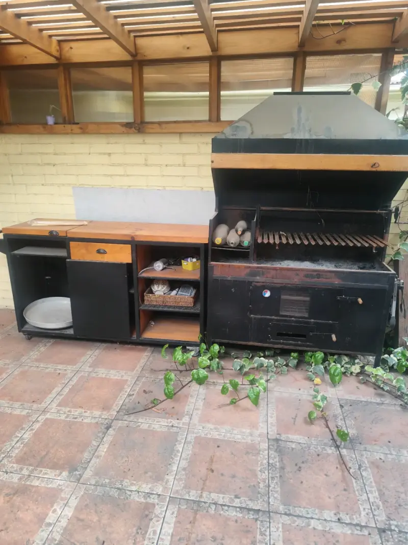 Parrilla de acero con mesón de madera para jardín - 3